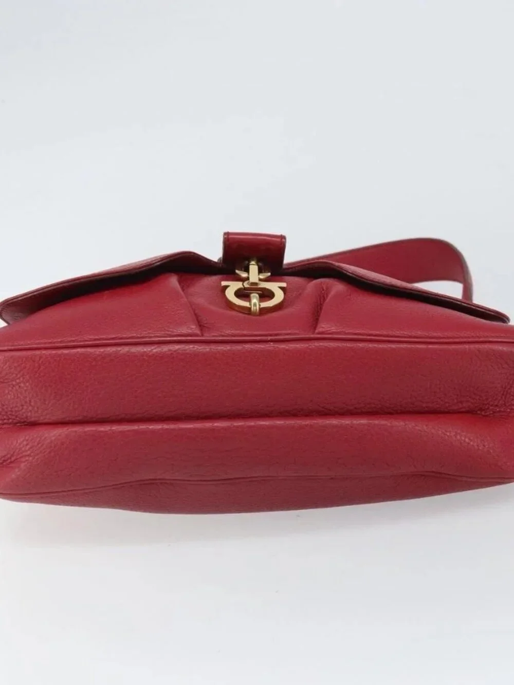 Salvatore Ferragamo Gancini Shoulder Bag Leather Red Gold Auth 166427